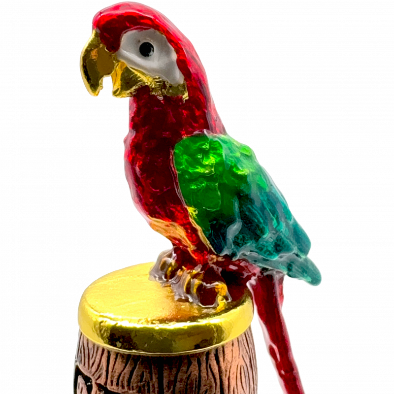 Rum im Glas mit Flasche und Papagei-Stöpsel im Hintergrund