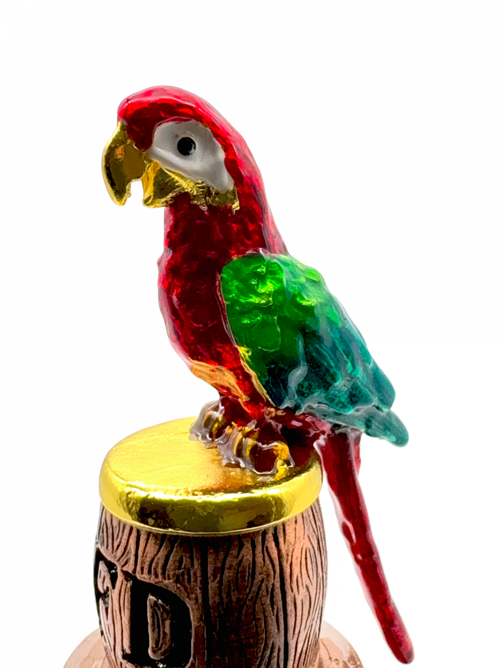 Rum im Glas mit Flasche und Papagei-Stöpsel im Hintergrund